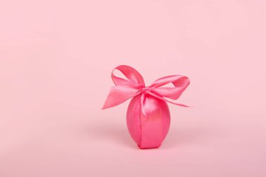 Sarı arka planda boyanmış paskalya yumurtaları olan yuva.