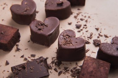 El yapımı iki çikolatalı kalp.