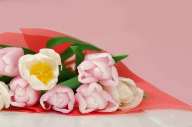 Tahta arka planda bir buket bahar gülü, taklit et.