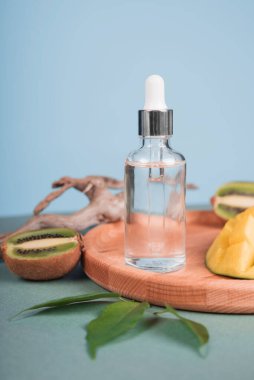 Doğal organik kozmetik şişesi yapraklar ve meyvelerle doludur. Damgalamak ve etiketlemek için boş bir şişe..