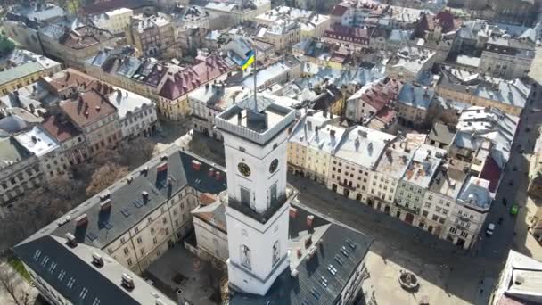 Flygfoto över Salutorget i Gamla stan i Lviv, Ukraina. Rådhuset och Salutorget — Stockvideo