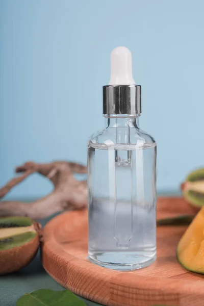 Natürliche Bio-Kosmetikflasche mock up mit Blättern und fruit.blank Flasche für Branding — Stockfoto