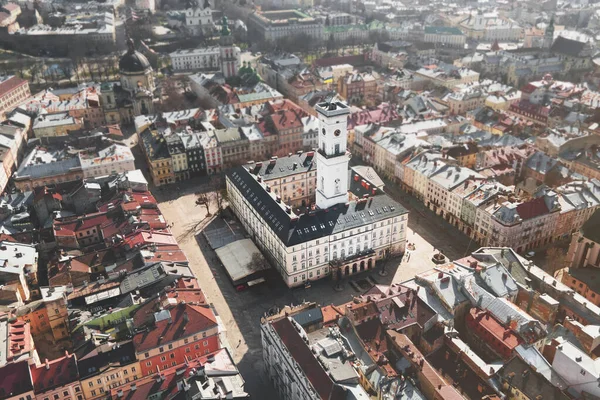Lviv, Ukraine - April 15, 2021: Aerial view of the Market Square in the Old Town of Lviv, Ukraine. Town hall and Market Square — Stock Photo, Image