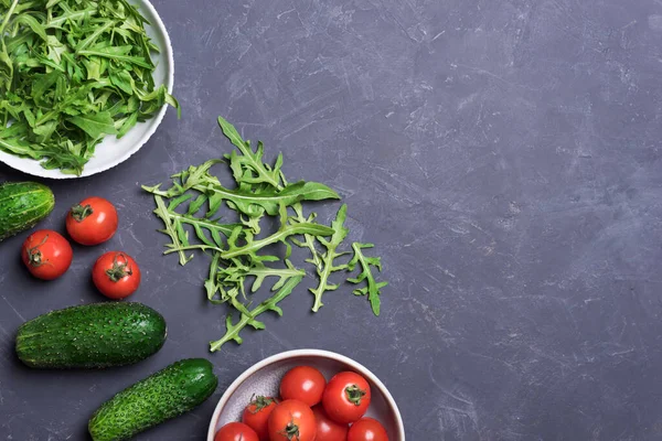 Verse Biologische Groenten Arugula Voor Gezond Koken Donkere Achtergrond Bovenaanzicht — Stockfoto