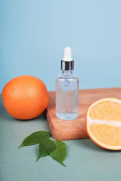 Natuurlijke biologische cosmetische fles mock up met bladeren en fruit.blank fles voor branding — Stockfoto