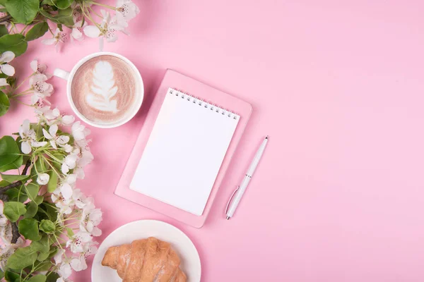 Creative flat lay of workspace desk, notepad and. copy space — Φωτογραφία Αρχείου