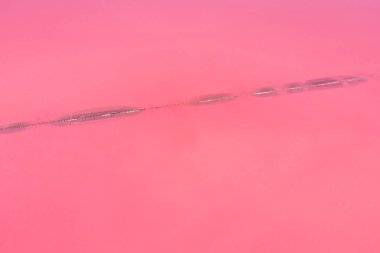 Pembe gölde tuz toplamak için ahşap yapıların havadan görünüşü, Genichesk.