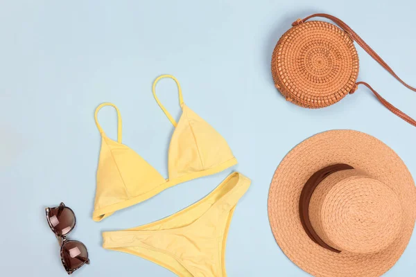 Traje de baño con gafas de sol y sombrero Imagen de archivo