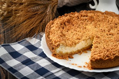Rostata ve ricotta. Köy arka planında geleneksel İtalyan peynirli turta. Boşluğu kopyala