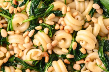 Ispanaklı, çam fıstıklı ve parmesanlı makarna. Hafif bir arkaplanda