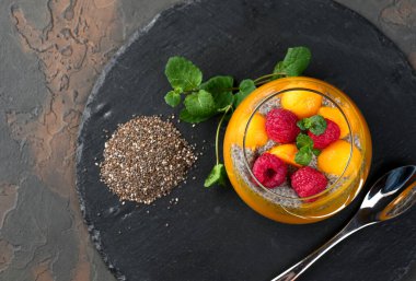 Hindistan cevizi sütü, mango püresi, mango ve ahududu ile ev yapımı Chia pudingi. Boşluğu kopyala