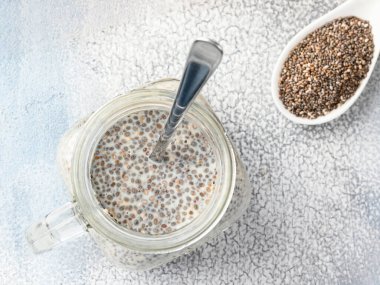 Hindistan cevizi sütü ve çiğ chia çekirdekli sağlıklı chia pudingi. Görünümün üstünde