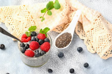 Hindistan cevizi sütü ve taze böğürtlenli sağlıklı chia pudingi. Hafif arkaplan