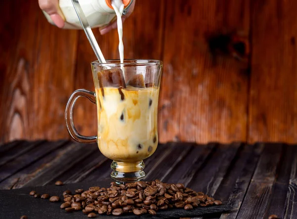 Menuang Susu Dari Botol Segelas Batu Espresso Minuman Dingin Susu — Stok Foto