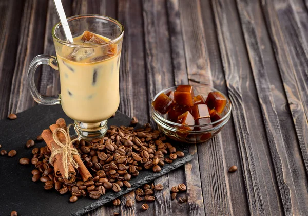 Bebida Fria Leite Com Cubos Gelo Congelados Café Gelado Copo — Fotografia de Stock