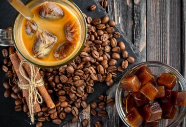 Soğuk içecek: donmuş buzlu süt. Sütlü, uzun bir bardakta buzlu kahve..