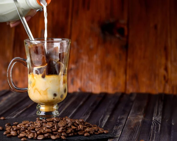 Menuang Susu Dari Botol Segelas Batu Espresso Minuman Dingin Susu — Stok Foto