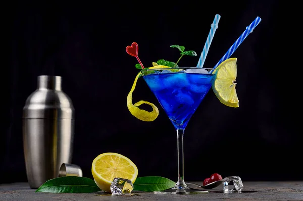 Coquetel Lagoa Azul Com Licor Curaçao Azul Vodka Suco Limão — Fotografia de Stock