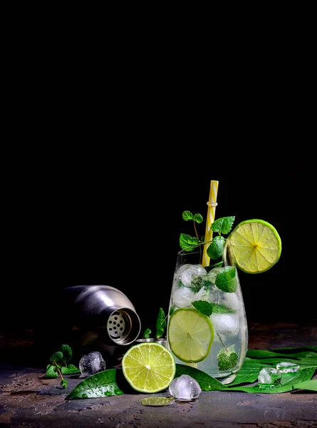 Refreshing Summer Mojito Cocktail Ice Cubes Fresh Mint Lime Black — Stock Photo, Image