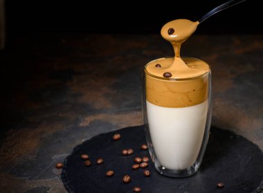 Dalgona Kahve, Kore 'nin moda kremalı kremalı kahvesi. Koyu arkaplan