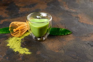 Hindistan cevizi sütlü sağlıklı bir içecek. Kalp şeklinde bir fincanda kibrit yeşili latte. Vejetaryen ürünü..