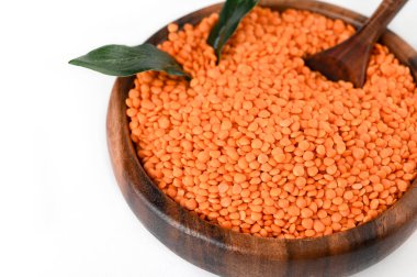 Beyaz arkaplanda izole edilmiş kırmızı mercimek kasesi. 