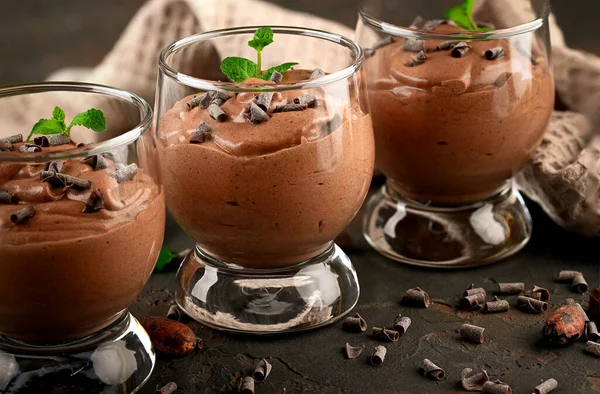 Mousse Chocolate Vegano Con Menta Barra Chocolate Granos Cacao Sobre Imagen De Stock