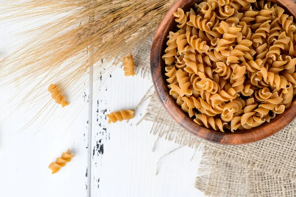 Cuenco Espirales Pasta Integral Fusilli Sobre Fondo Madera Clara Copiar Fotos De Stock