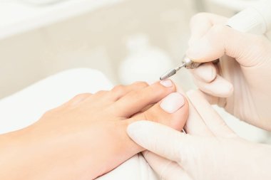 Beyaz arka planda klasik pembe tırnak manikürü. Spa tedavisi kavramı