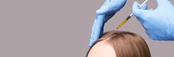 Medico mani in guanti medici protettivi. Iniezione capelli. Trattamento viso — Foto Stock