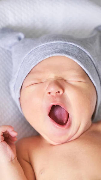 Piccolo neonato col primo cappello. Gente carina. Concetto sanitario — Foto Stock