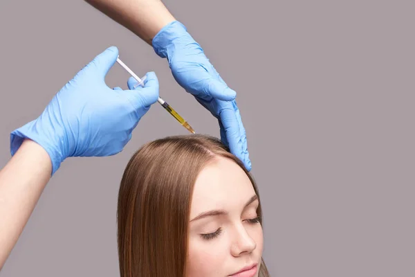 Dokter handen in beschermende medische handschoenen. Haarinjectie. Gezichtsbehandeling — Stockfoto