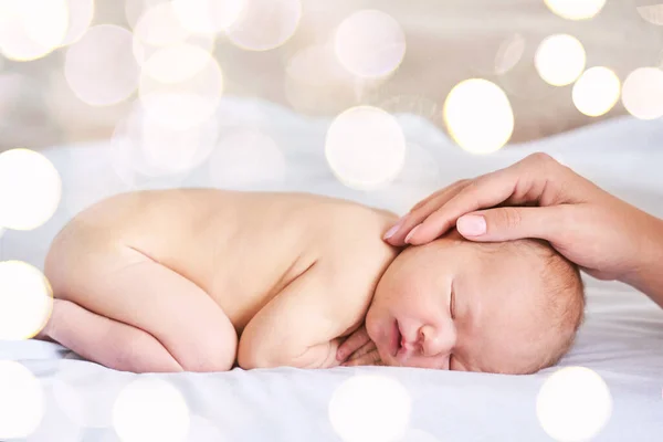 Neugeborener winziger Kopf. Mutter berühren kleine Menschen. Gesundheitskonzept. Elternschaft — Stockfoto