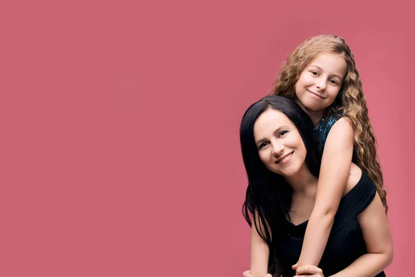 Mother and little daughter. Happy family portrait. Mom hug — Stock Photo, Image