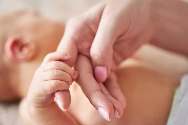 Новорожденный мизинец. Мама держит маленькую руку. Два человека. Концепция здравоохранения — стоковое фото