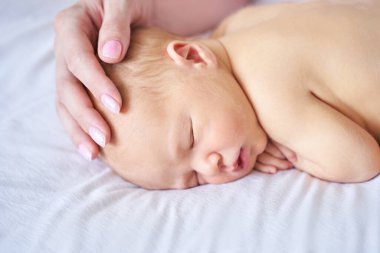 Yeni doğmuş minik kafa. Anne küçük insanlara dokunur. Sağlık hizmetleri kavramı