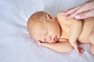 Yeni doğmuş minik kafa. Anne küçük insanlara dokunur. Sağlık hizmetleri kavramı