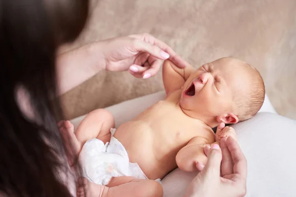 Petit nouveau-né. Mère touche les petits gens. Concept de massage de santé — Photo