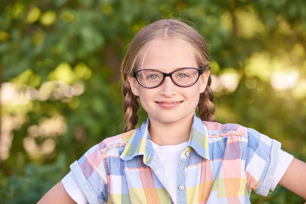 Schöne amerikanische Porträt von Schulmädchen. Vorschulkind. Kleines glückliches Mädchen — Stockfoto