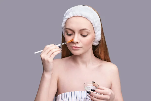 Facial peeling. Pretty girl and cosmetology brush. Anti acne mask. Home skincare — Stock Photo, Image