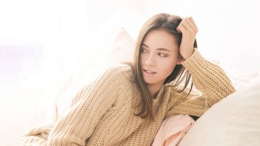 Sandalyede oturan genç ve güzel bir kadın. Yaşam tarzı portresi 