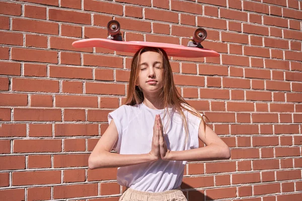 Young woman with skateboard. Pink. Sun shade — Stock Photo, Image