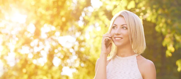 Bella donna che usa il cellulare. Con il cellulare in mano. Ritratto di bellezza sorridente — Foto Stock