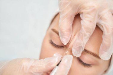 Spa salonunda alın enjeksiyonu. Doktor elleri. Güzel bayan hasta..