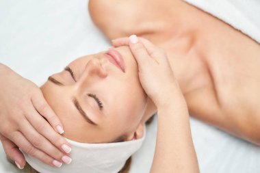 Kaplıca salonunda yüz masajı. Doktor elleri. Yakın görünüm