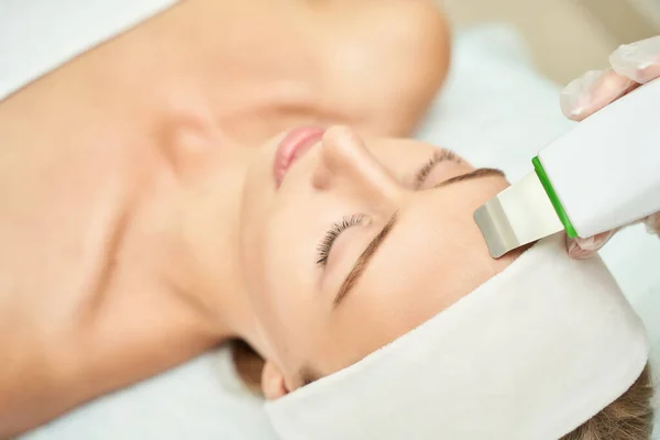 Limpiador de cosmetología por ultrasonido. Procedimiento de cavitación facial. — Foto de Stock