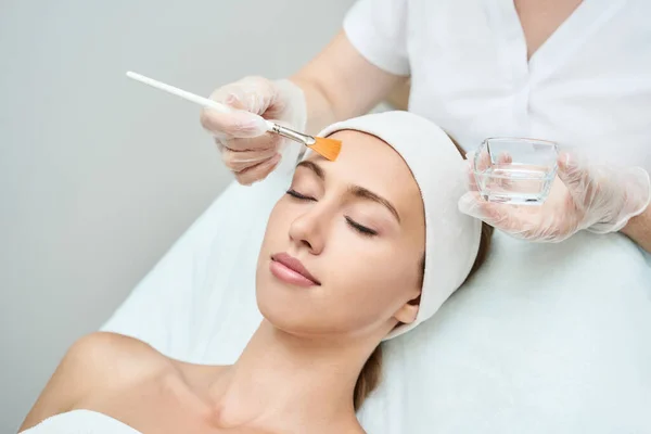Procedimento de beleza Cosmetology. Jovem mulher cuidados da pele. — Fotografia de Stock