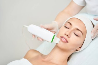 Ultrason kozmetoloji temizleyicisi. Yüz boşaltımı prosedürü.