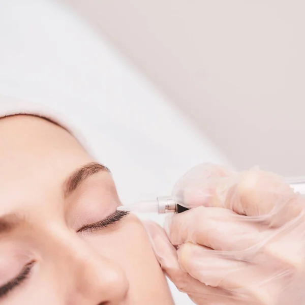 Permanentes Make-up. Beauty-Spa-Verfahren. Schönheit junge Frau — Stockfoto