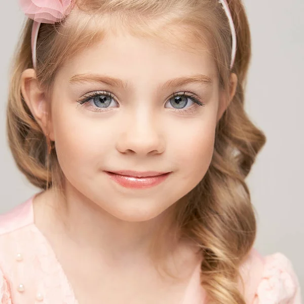 Маленький портрет красивой девушки. Студийный снимок Симпатичное детское лицо. — стоковое фото
